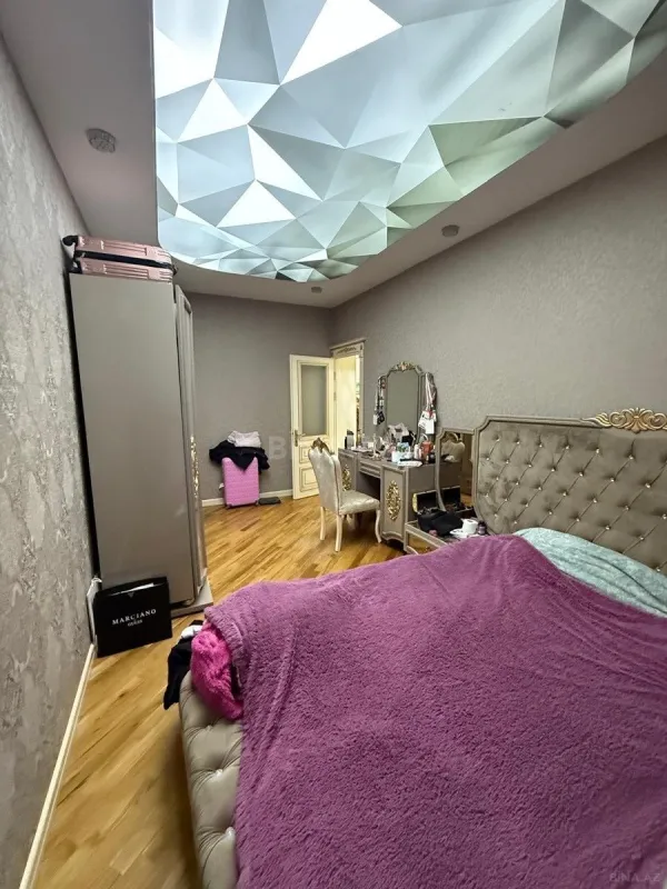 Satılır 3 otaqlı mənzil 138 m²