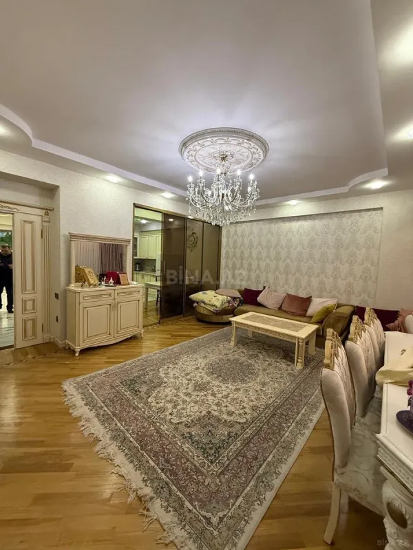 Satılır 3 otaqlı mənzil 138 m²