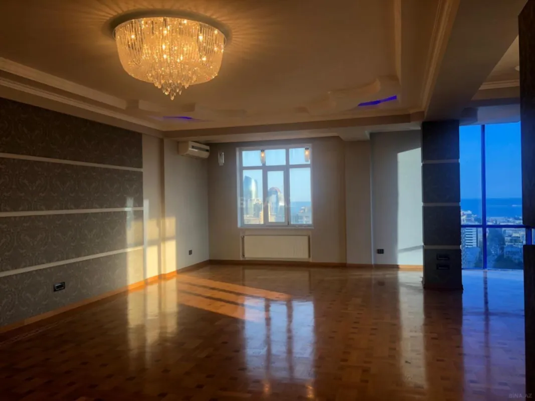 Satılır 4 otaqlı mənzil 250 m²