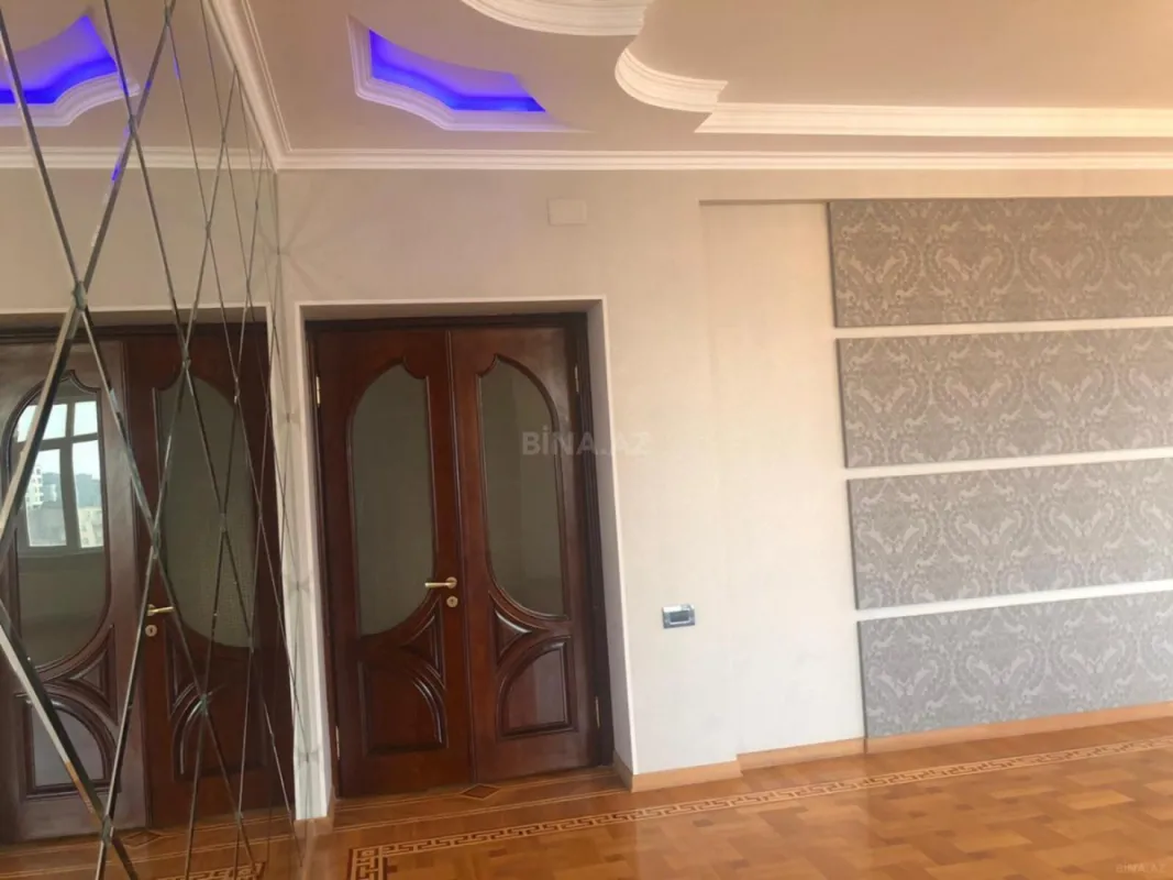 Satılır 4 otaqlı mənzil 250 m²