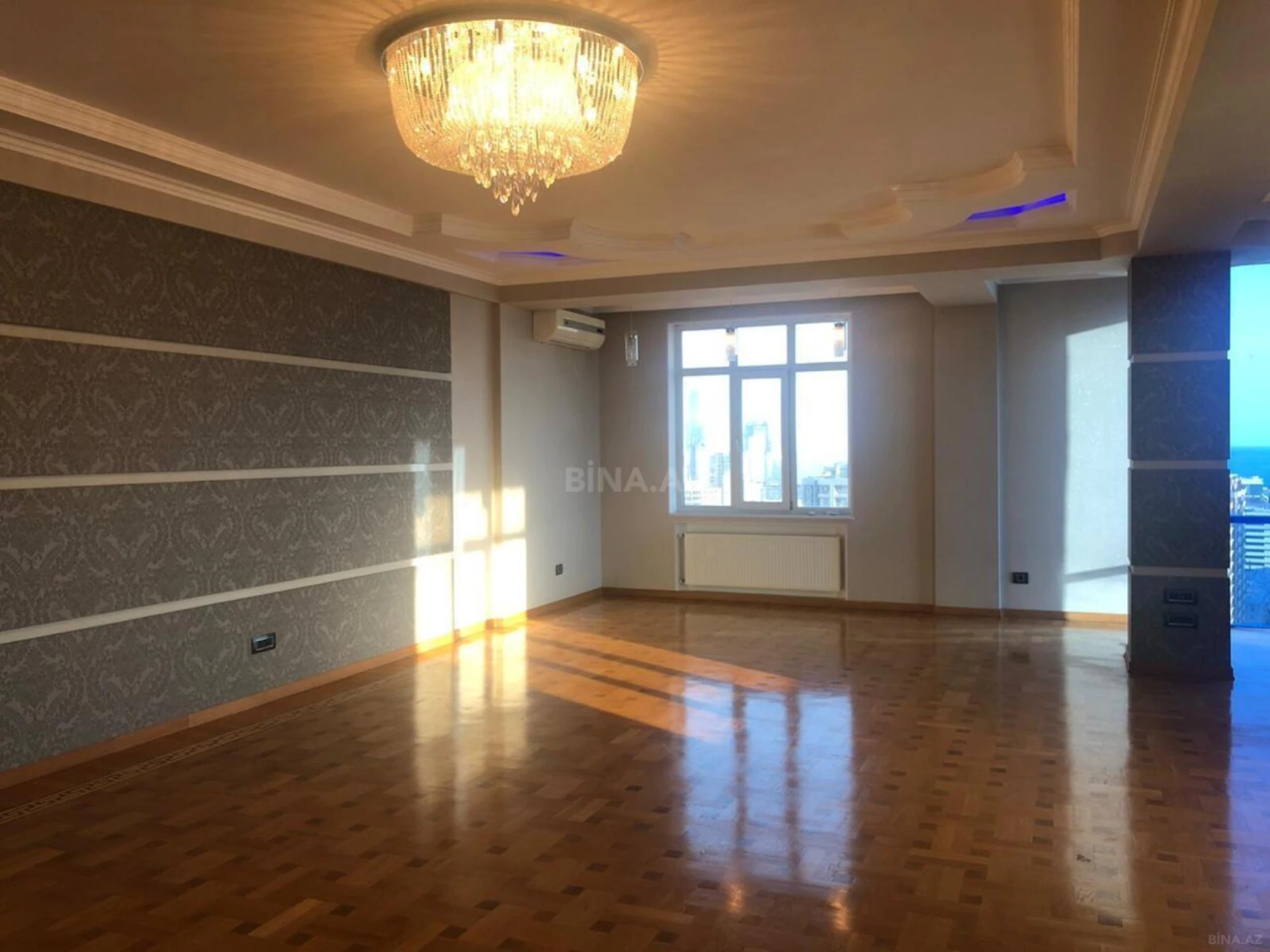 Satılır 4 otaqlı mənzil 250 m²