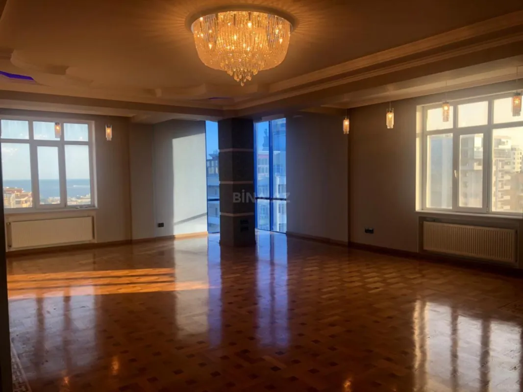 Satılır 4 otaqlı mənzil 250 m²