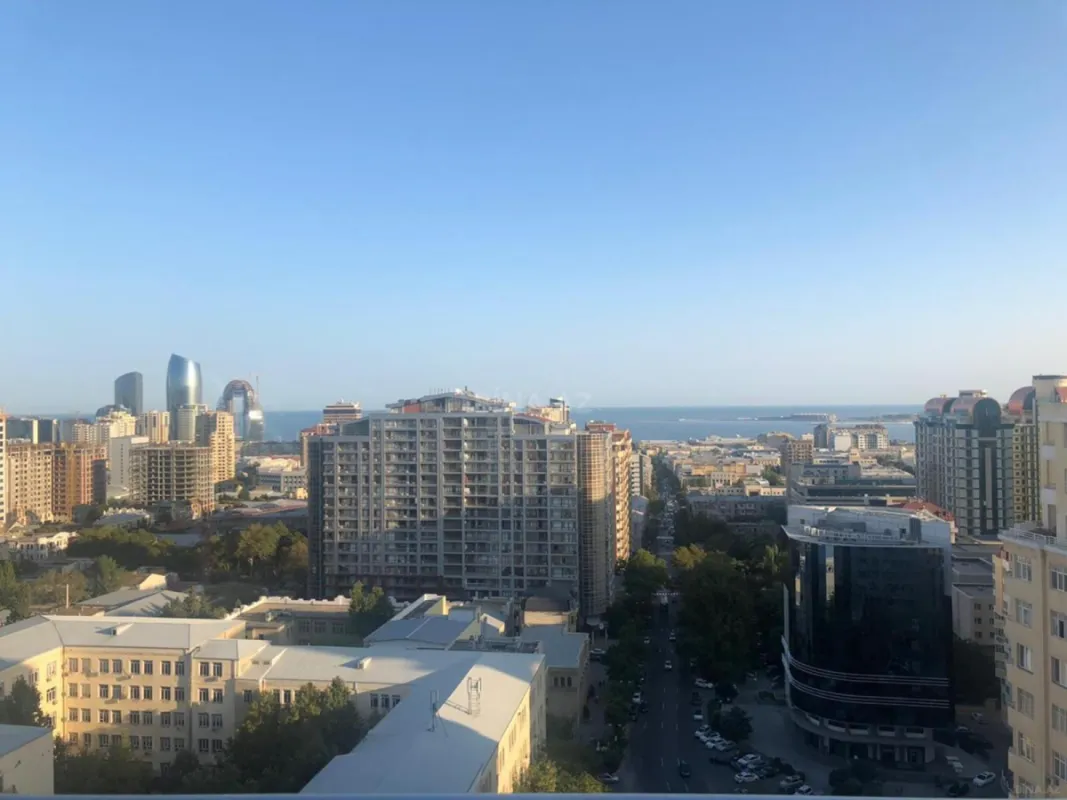 Satılır 4 otaqlı mənzil 250 m²