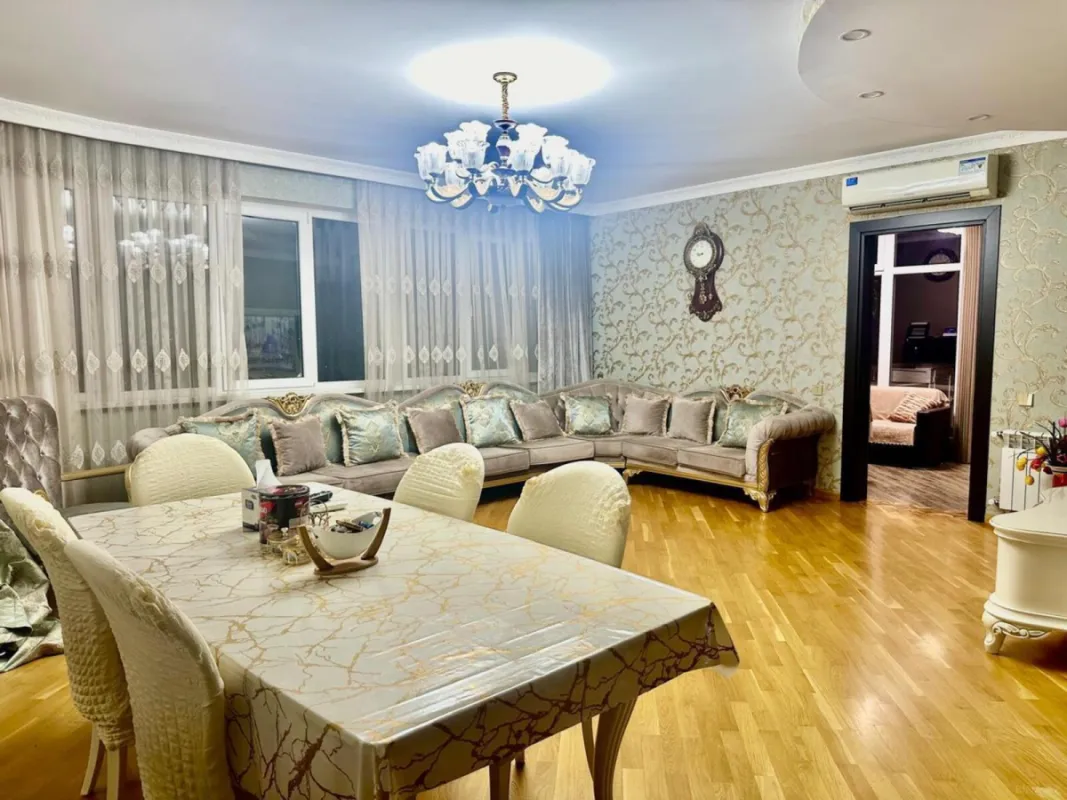 Satılır 4 otaqlı mənzil 190 m²