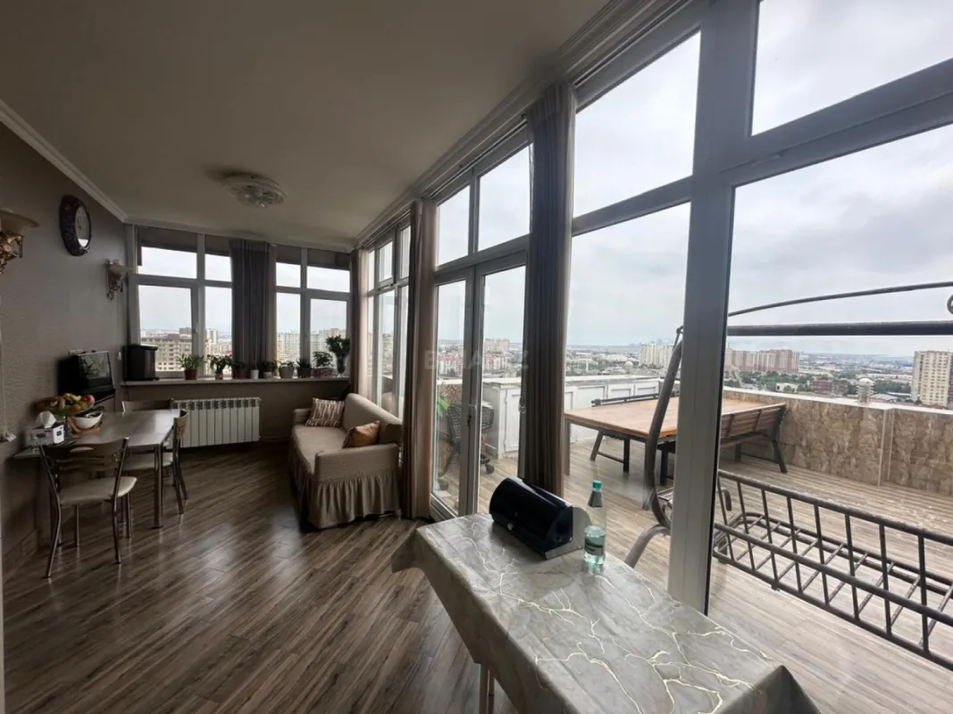 Satılır 4 otaqlı mənzil 190 m²