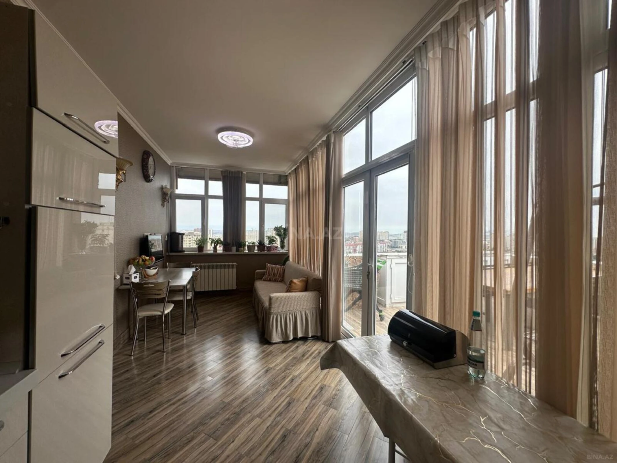 Satılır 4 otaqlı mənzil 190 m²