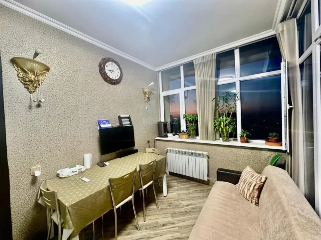 Satılır 4 otaqlı mənzil 190 m²