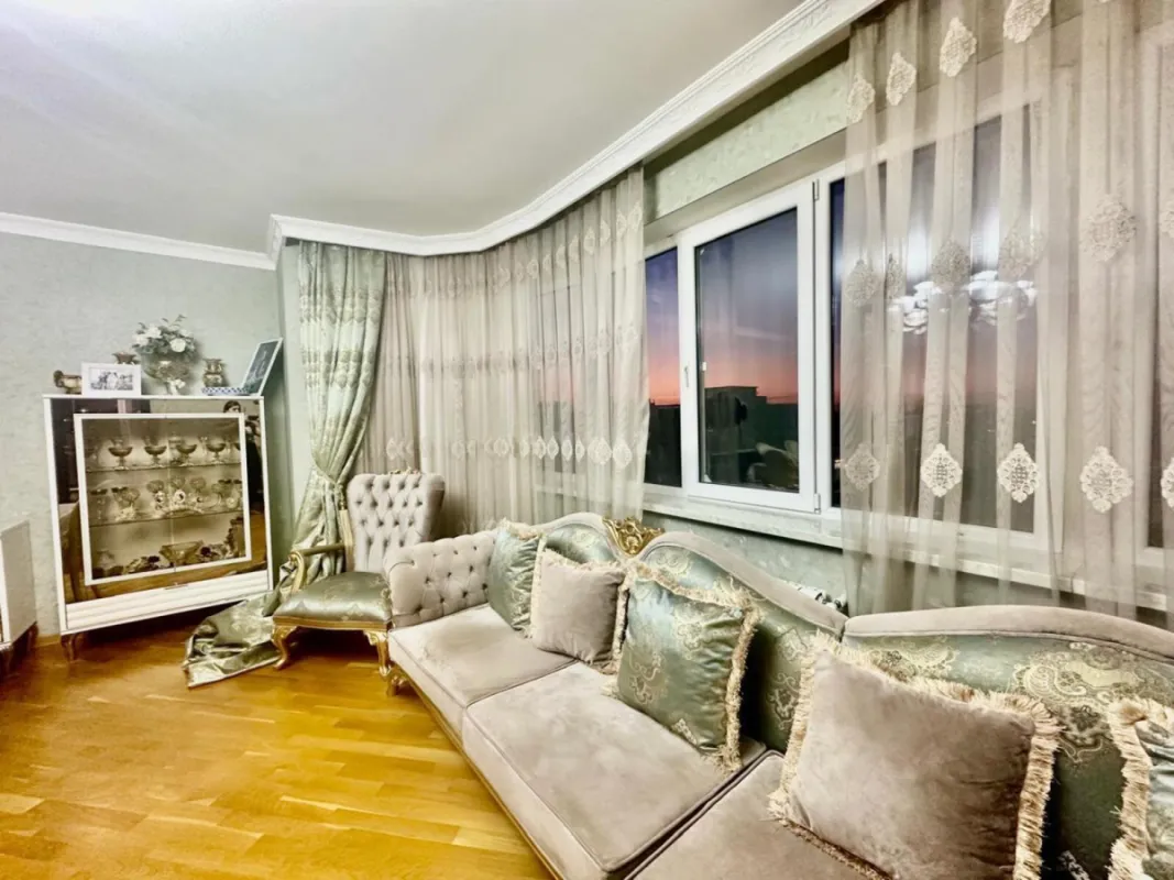 Satılır 4 otaqlı mənzil 190 m²