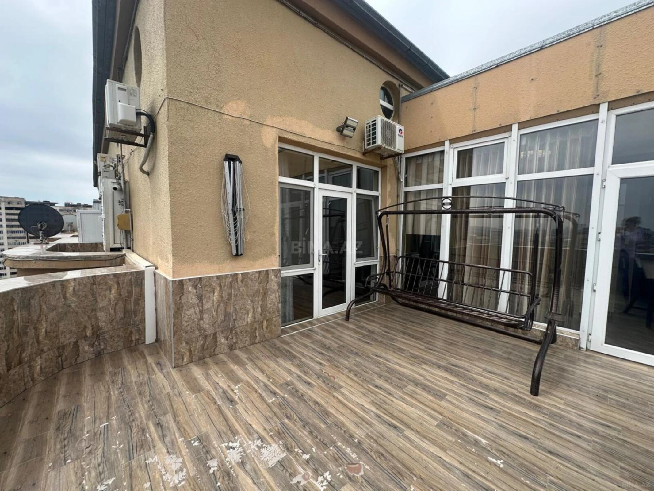 Satılır 4 otaqlı mənzil 190 m²