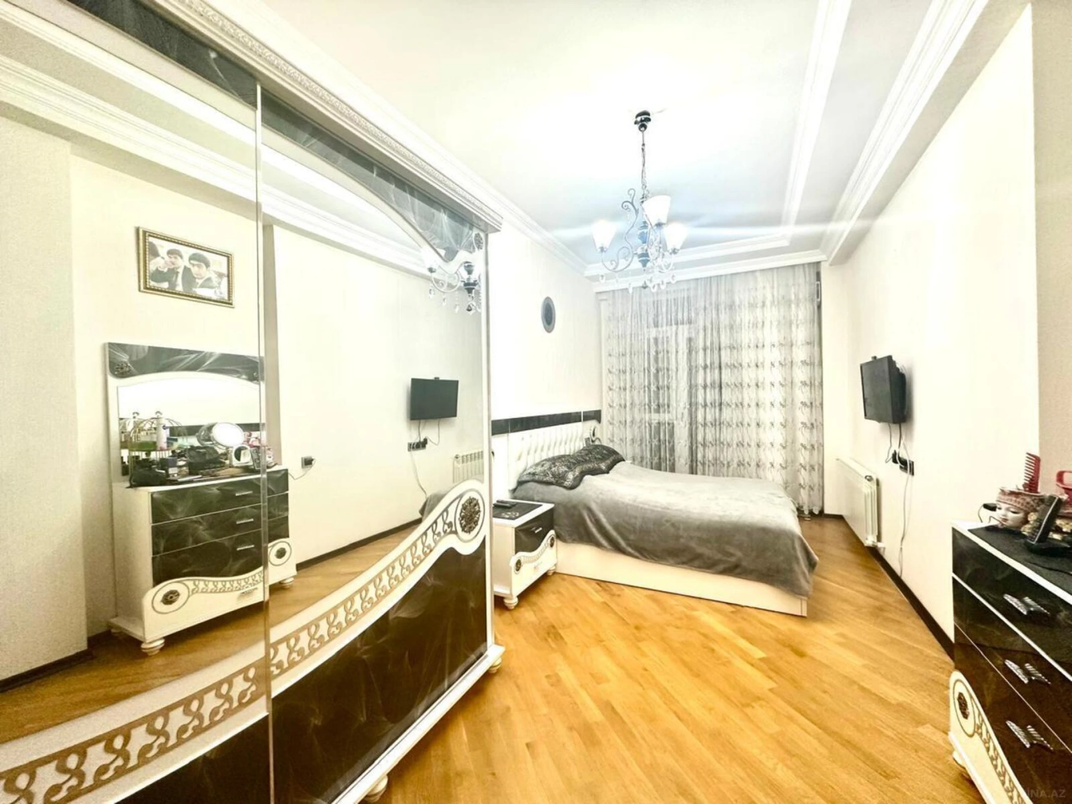 Satılır 4 otaqlı mənzil 190 m²