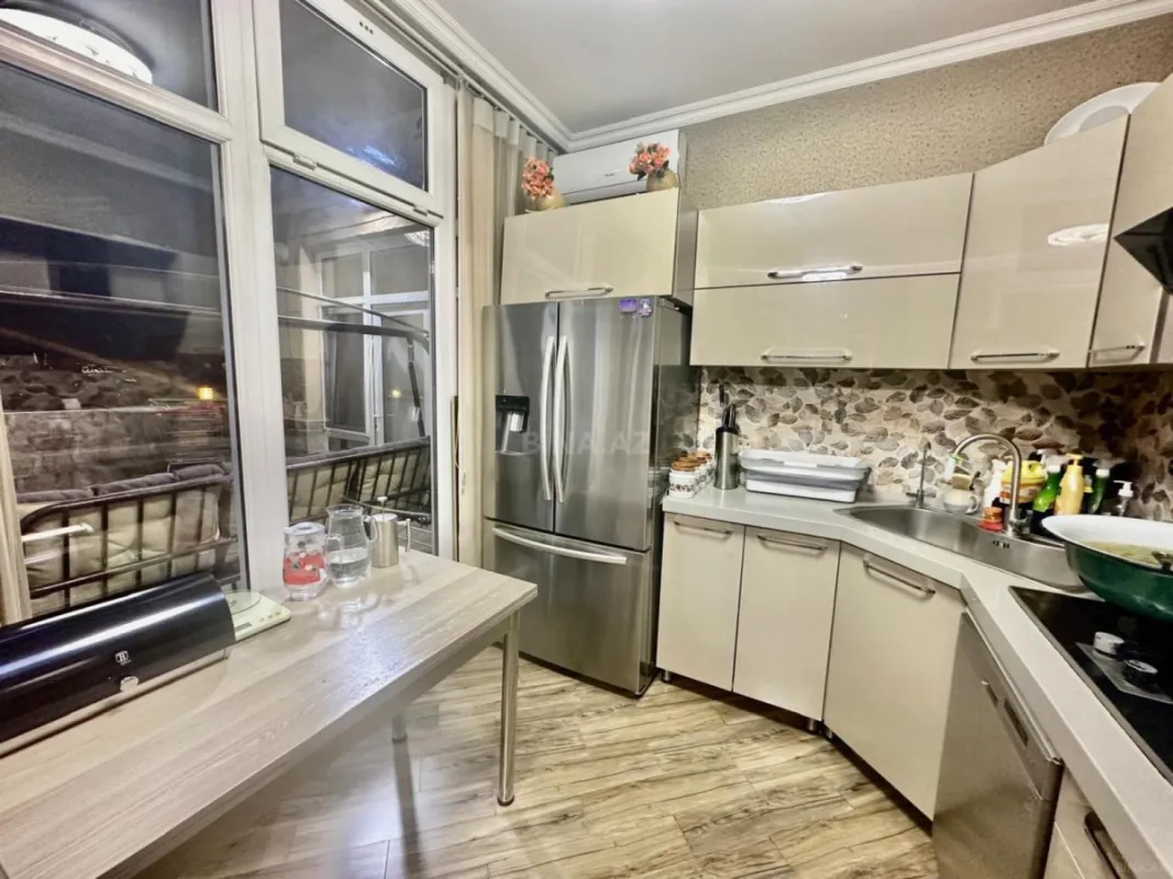 Satılır 4 otaqlı mənzil 190 m²