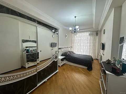 Satılır 4 otaqlı mənzil 190 m²