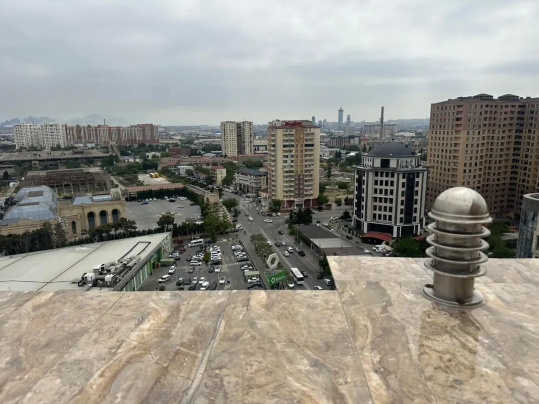 Satılır 4 otaqlı mənzil 190 m²