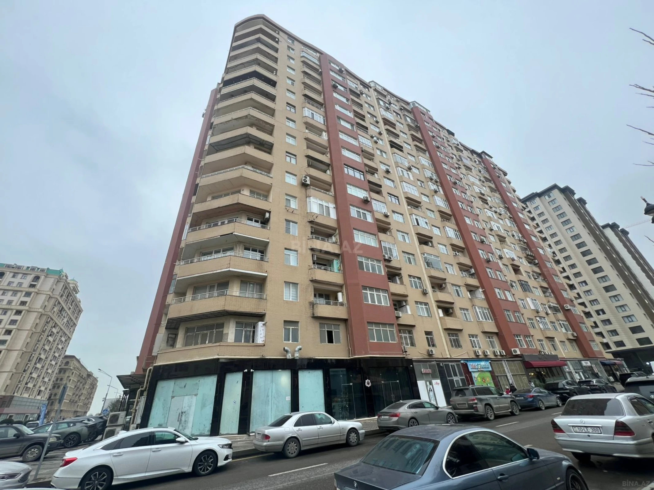 Satılır 3 otaqlı mənzil 158 m²