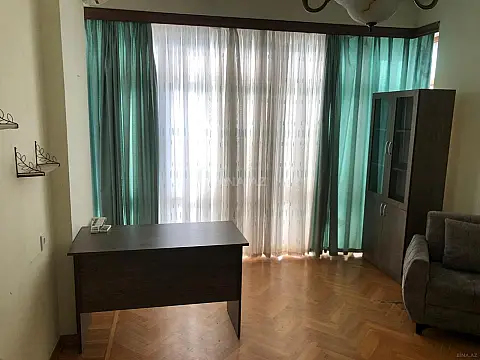 Kirayə verilir 4 otaqlı ofis 200 m²