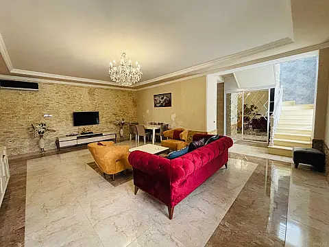 Satılır 5 otaqlı həyət evi 300 m²