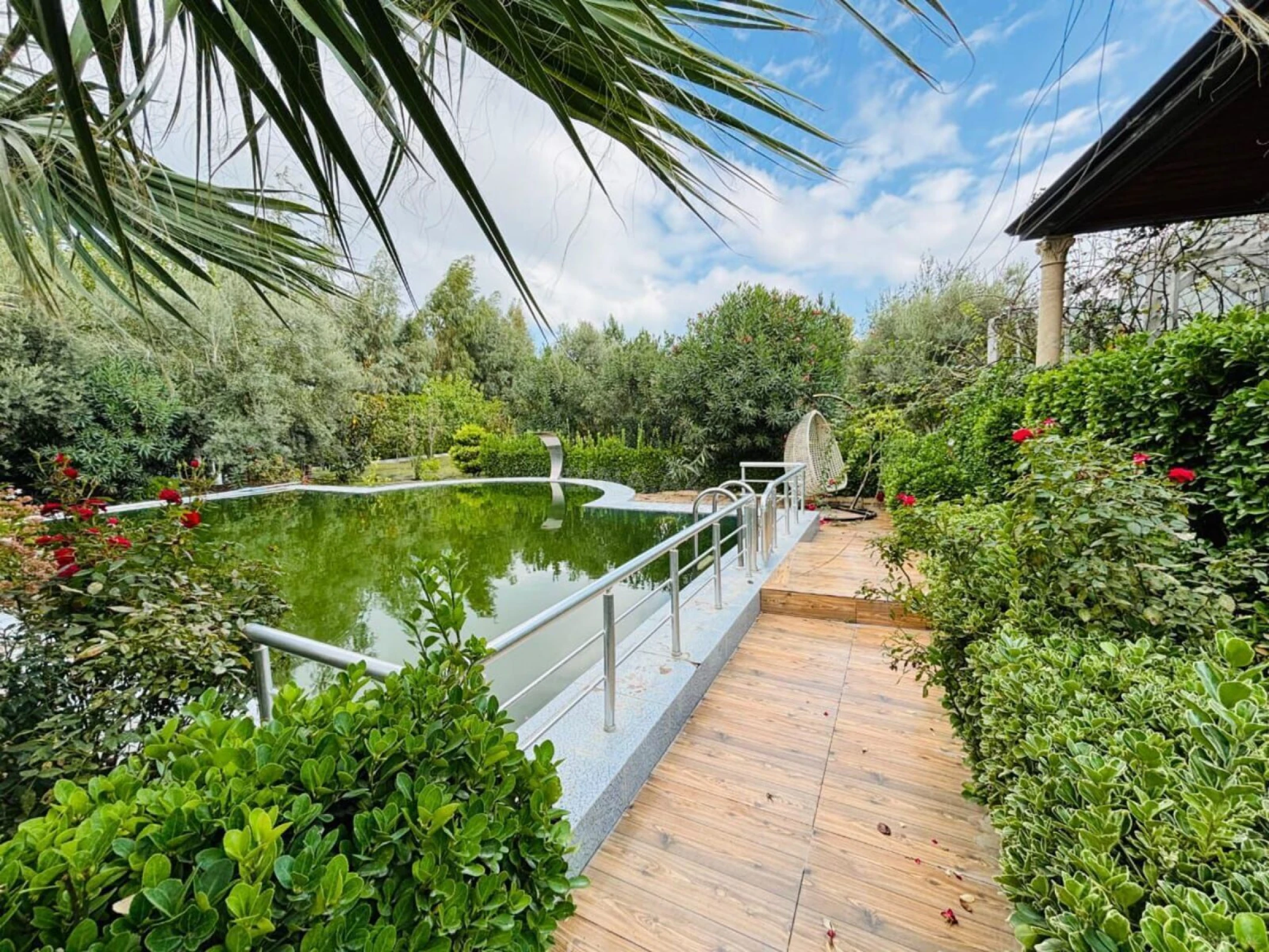 Satılır 5 otaqlı həyət evi 300 m²