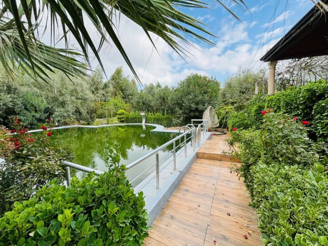 Satılır 5 otaqlı həyət evi 300 m²