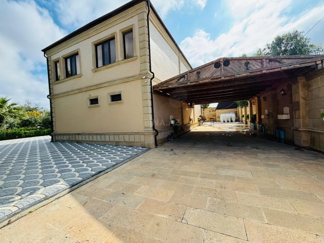 Satılır 5 otaqlı həyət evi 300 m²