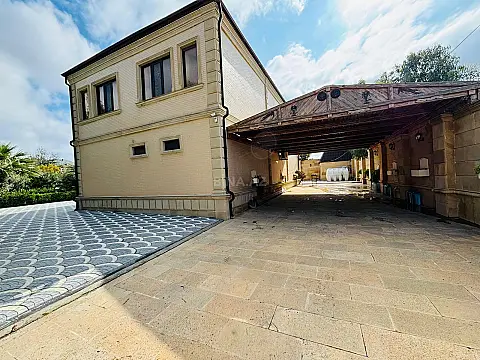 Satılır 5 otaqlı həyət evi 300 m²
