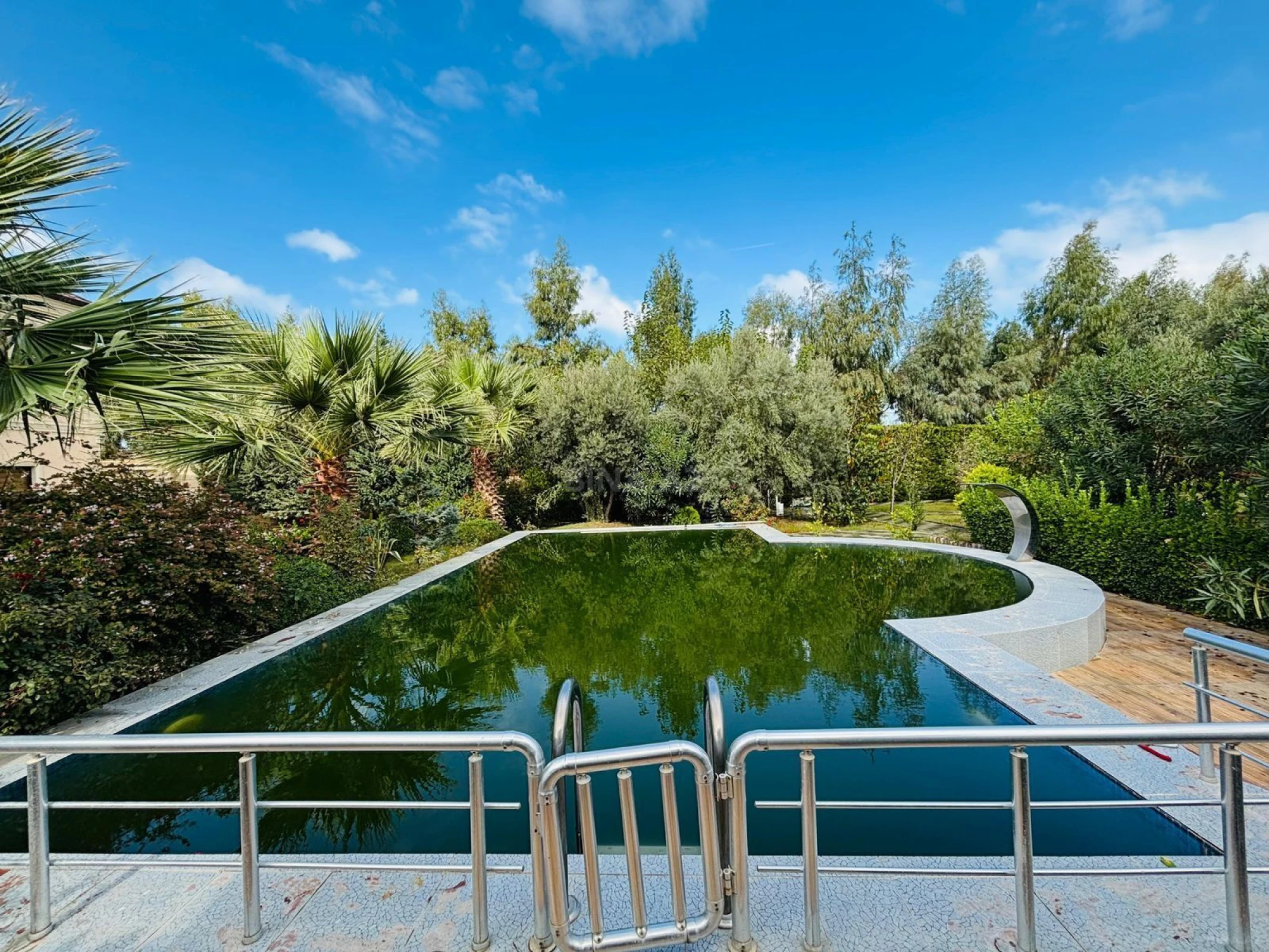 Satılır 5 otaqlı həyət evi 300 m²