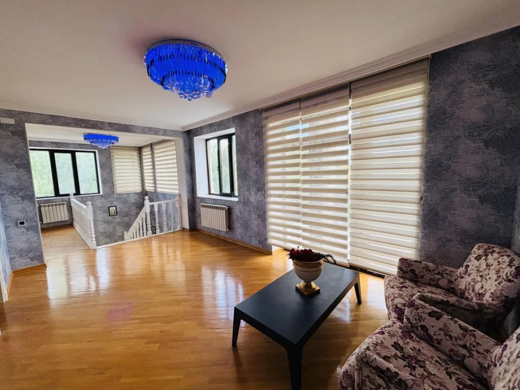 Satılır 5 otaqlı həyət evi 300 m²