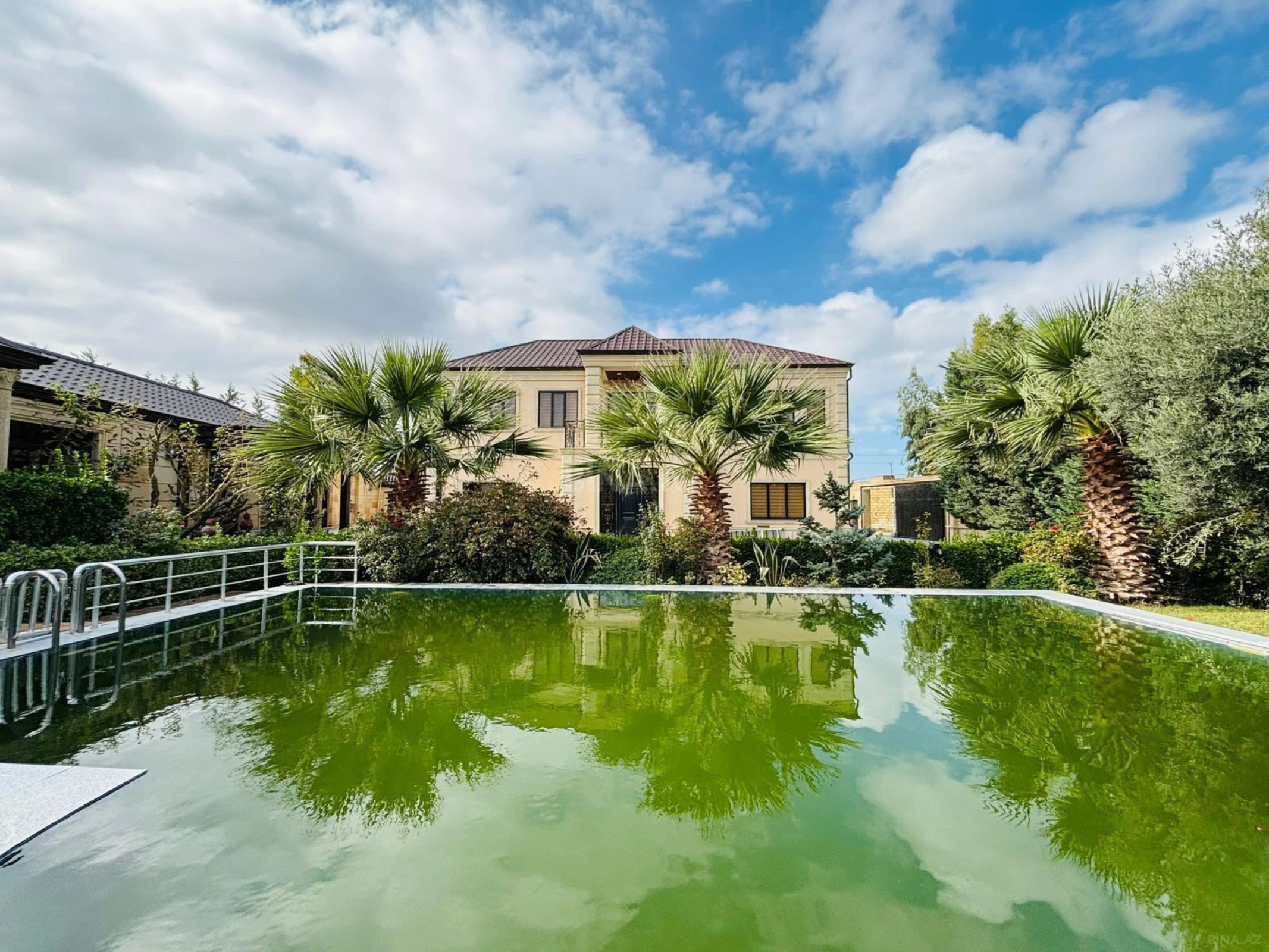 Satılır 5 otaqlı həyət evi 300 m²