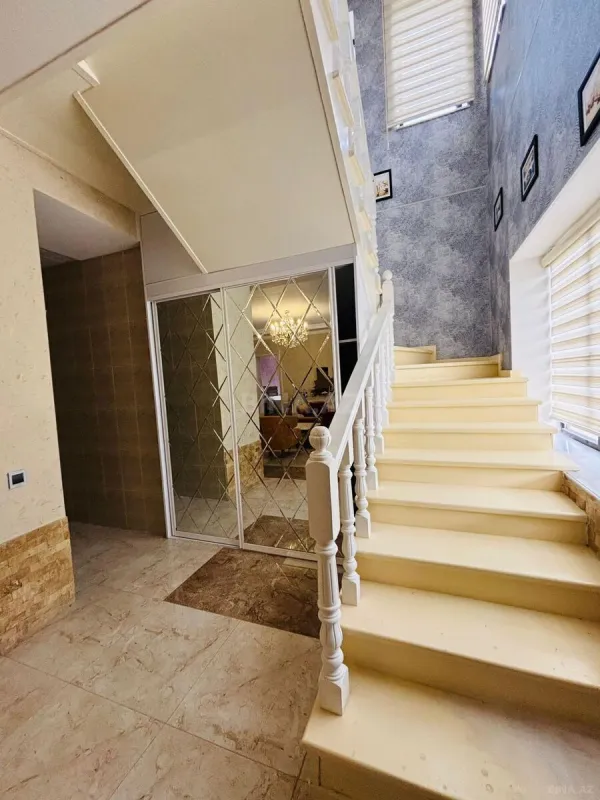 Satılır 5 otaqlı həyət evi 300 m²