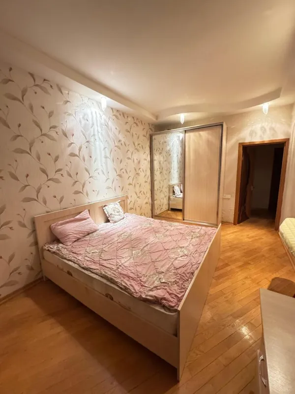 Kirayə verilir 2 otaqlı mənzil 90 m²