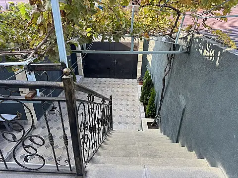 Satılır 5 otaqlı həyət evi 200 m²