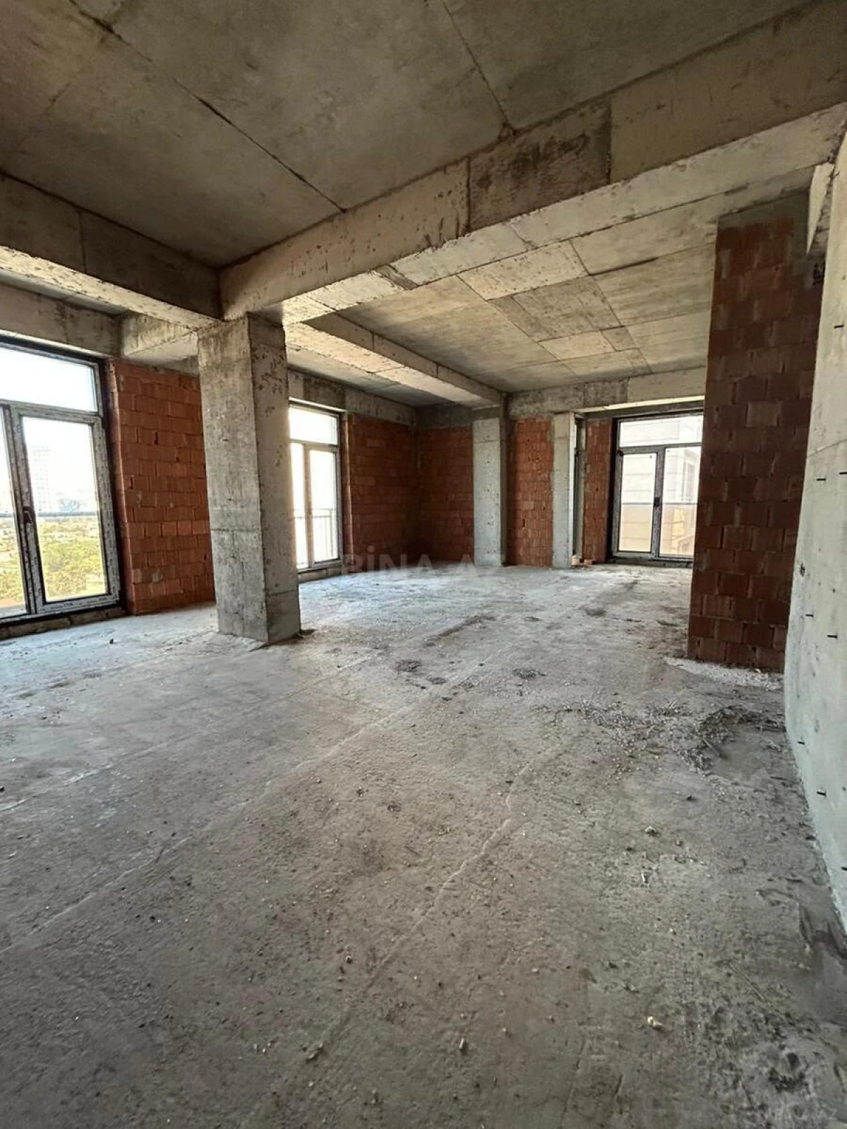 Satılır 3 otaqlı mənzil 118 m²