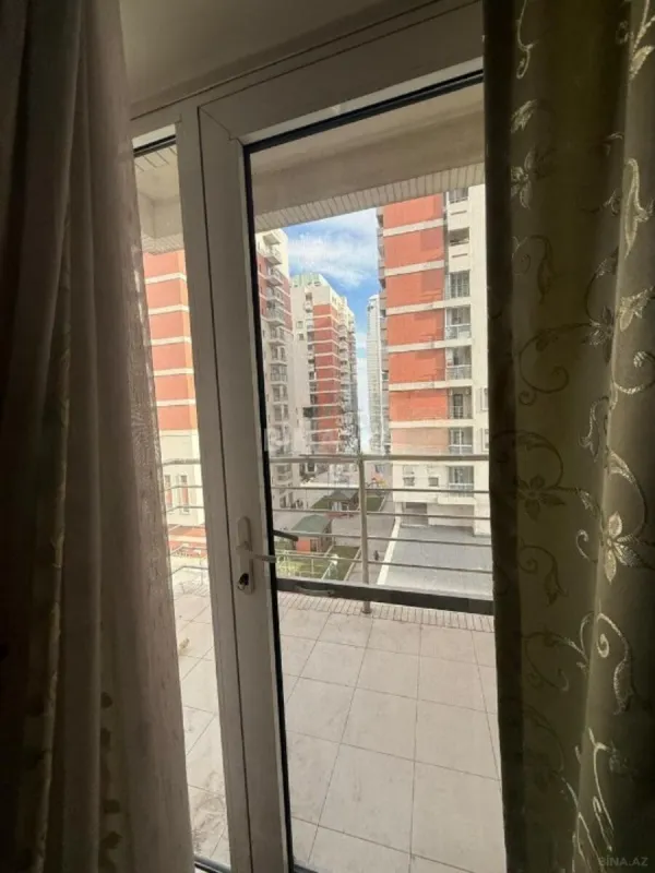 Kirayə verilir 3 otaqlı mənzil 141 m²