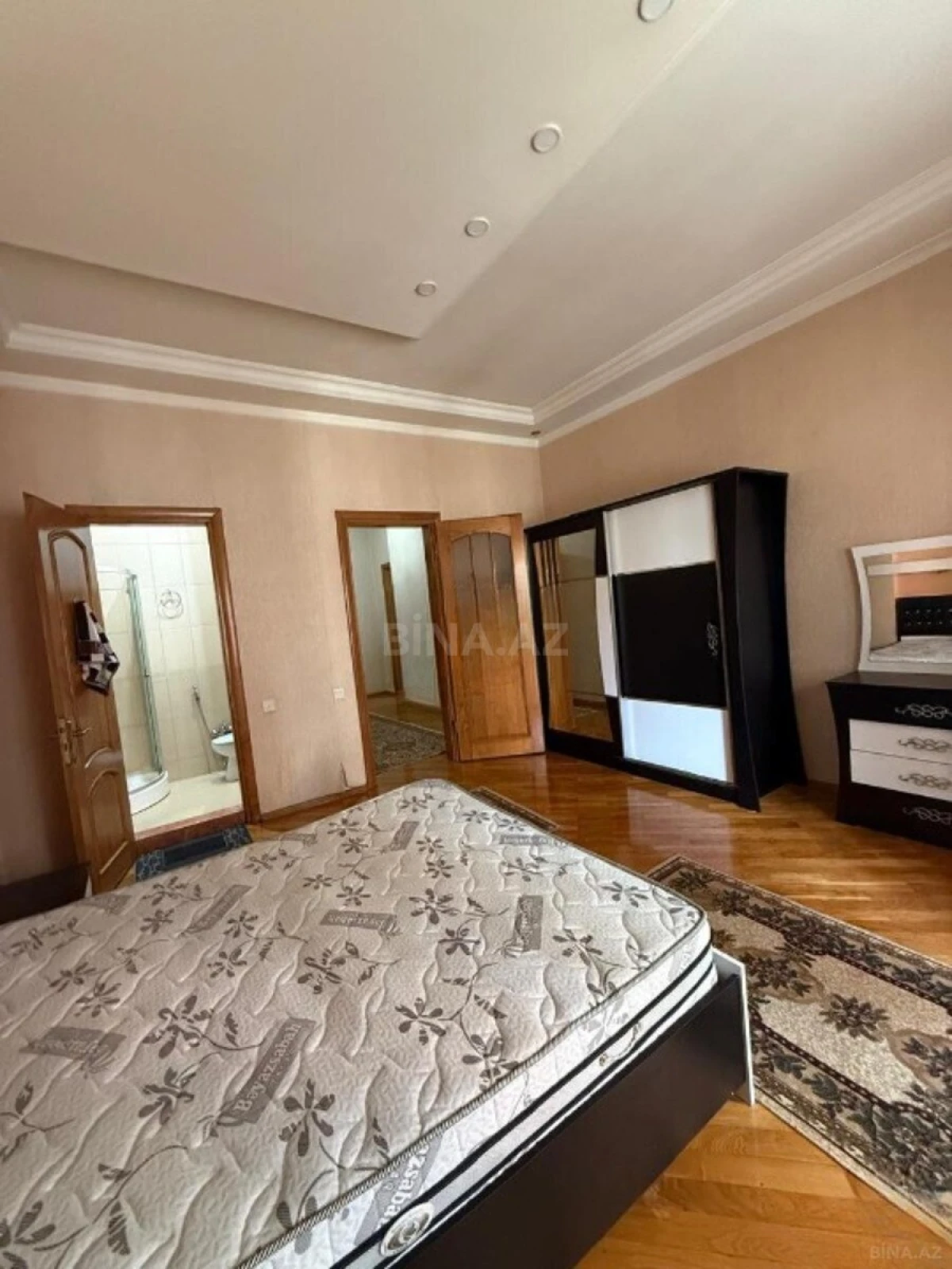 Kirayə verilir 3 otaqlı mənzil 141 m²