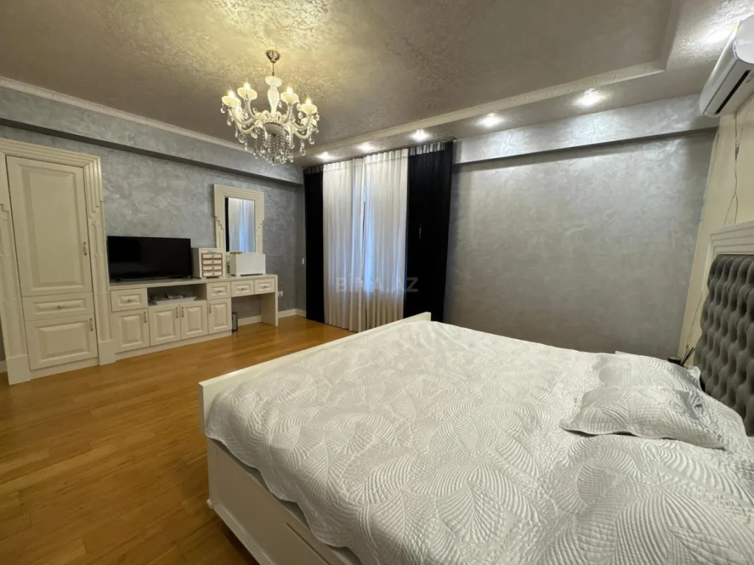 Satılır 6 otaqlı mənzil 800 m²