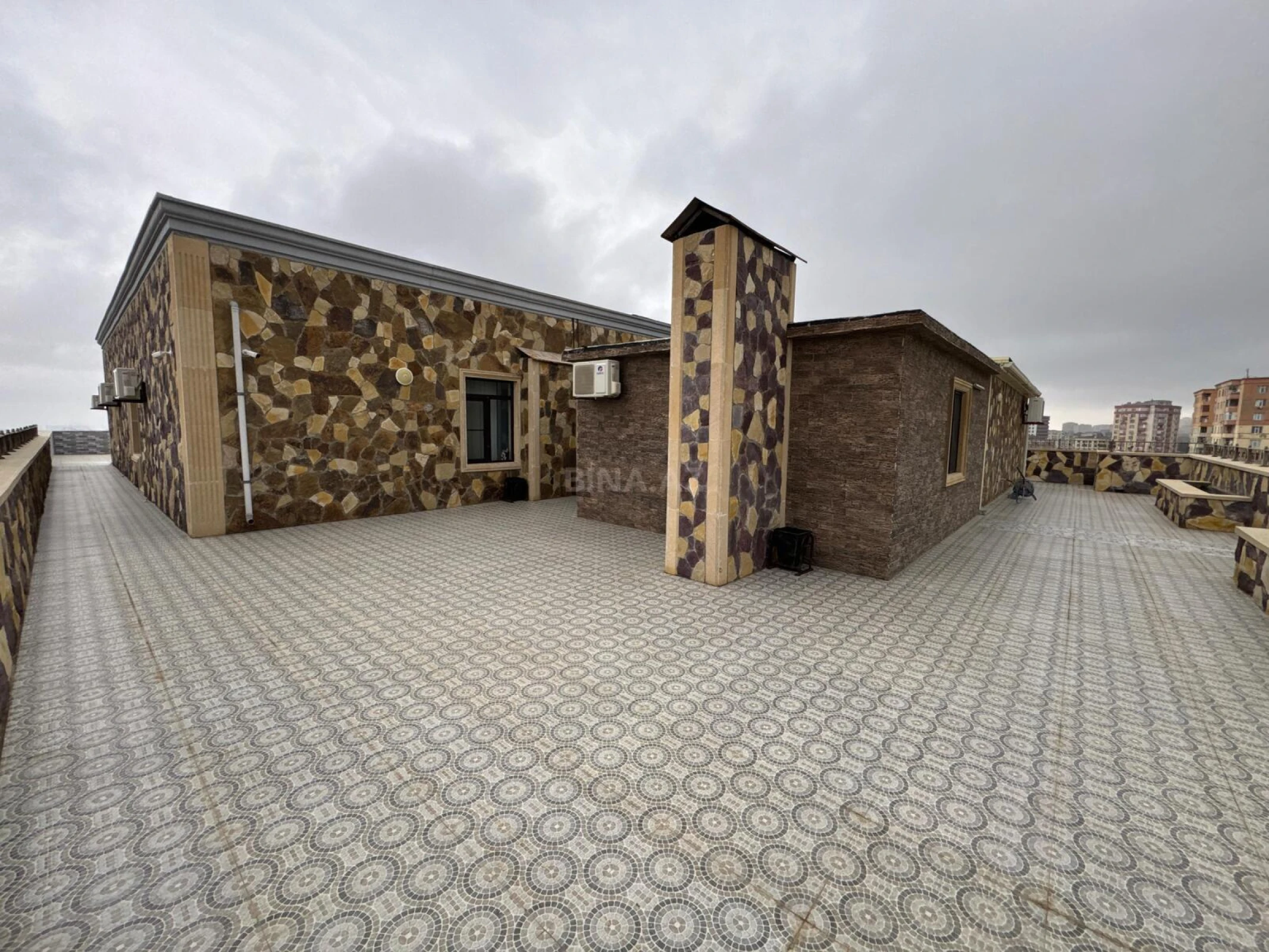 Satılır 6 otaqlı mənzil 800 m²