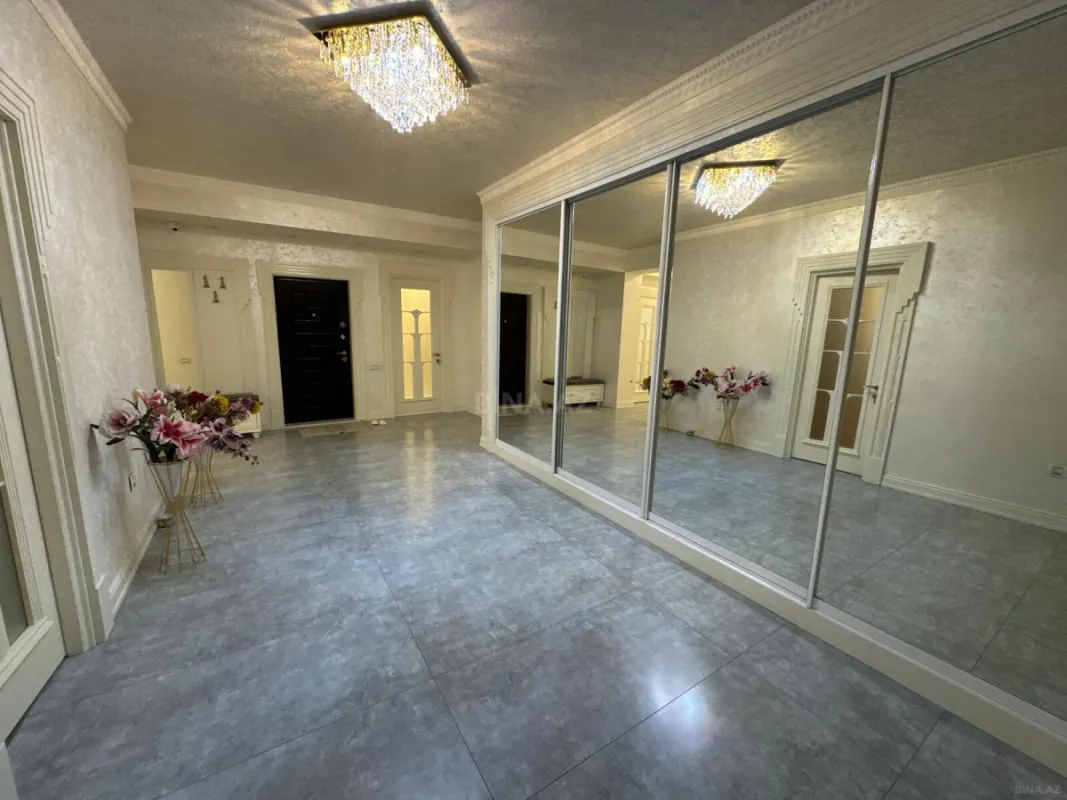 Satılır 6 otaqlı mənzil 800 m²