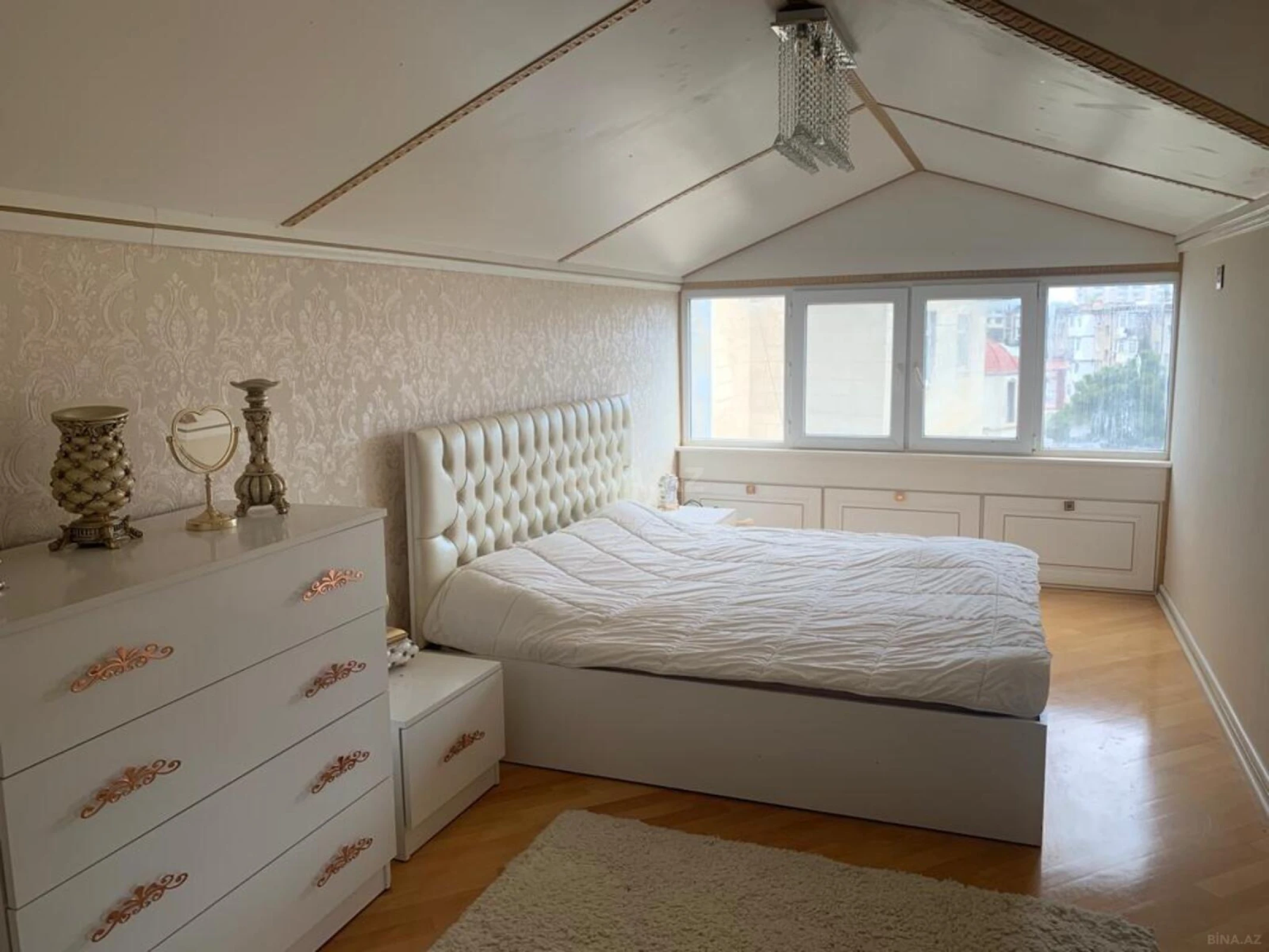 Satılır 5 otaqlı mənzil 200 m²