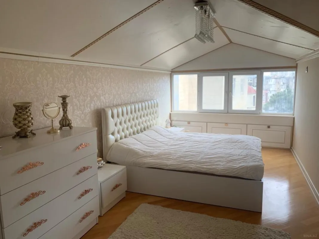 Satılır 5 otaqlı mənzil 200 m²