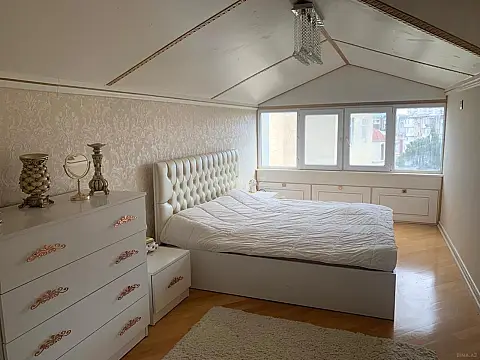 Satılır 5 otaqlı mənzil 200 m²