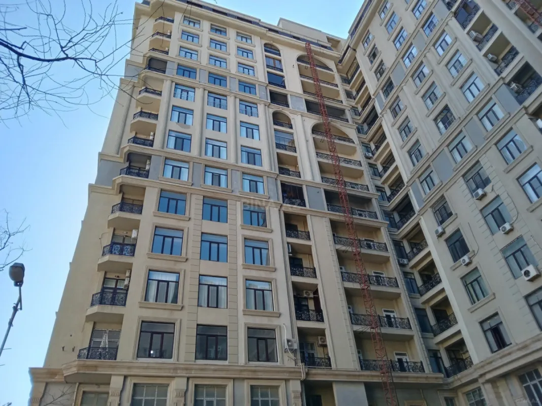 Satılır 3 otaqlı mənzil 134.8 m²