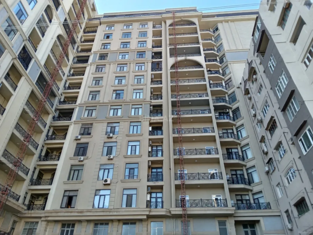Satılır 3 otaqlı mənzil 134.8 m²