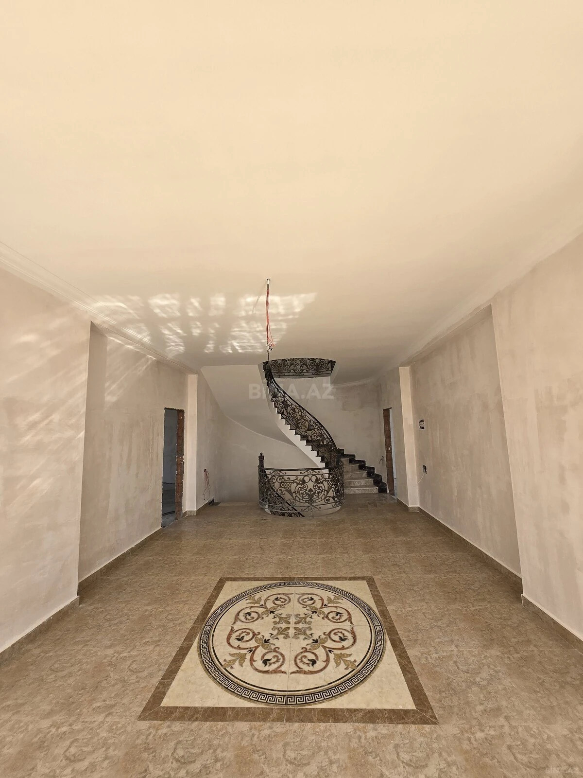 Satılır 6 otaqlı həyət evi 300 m²