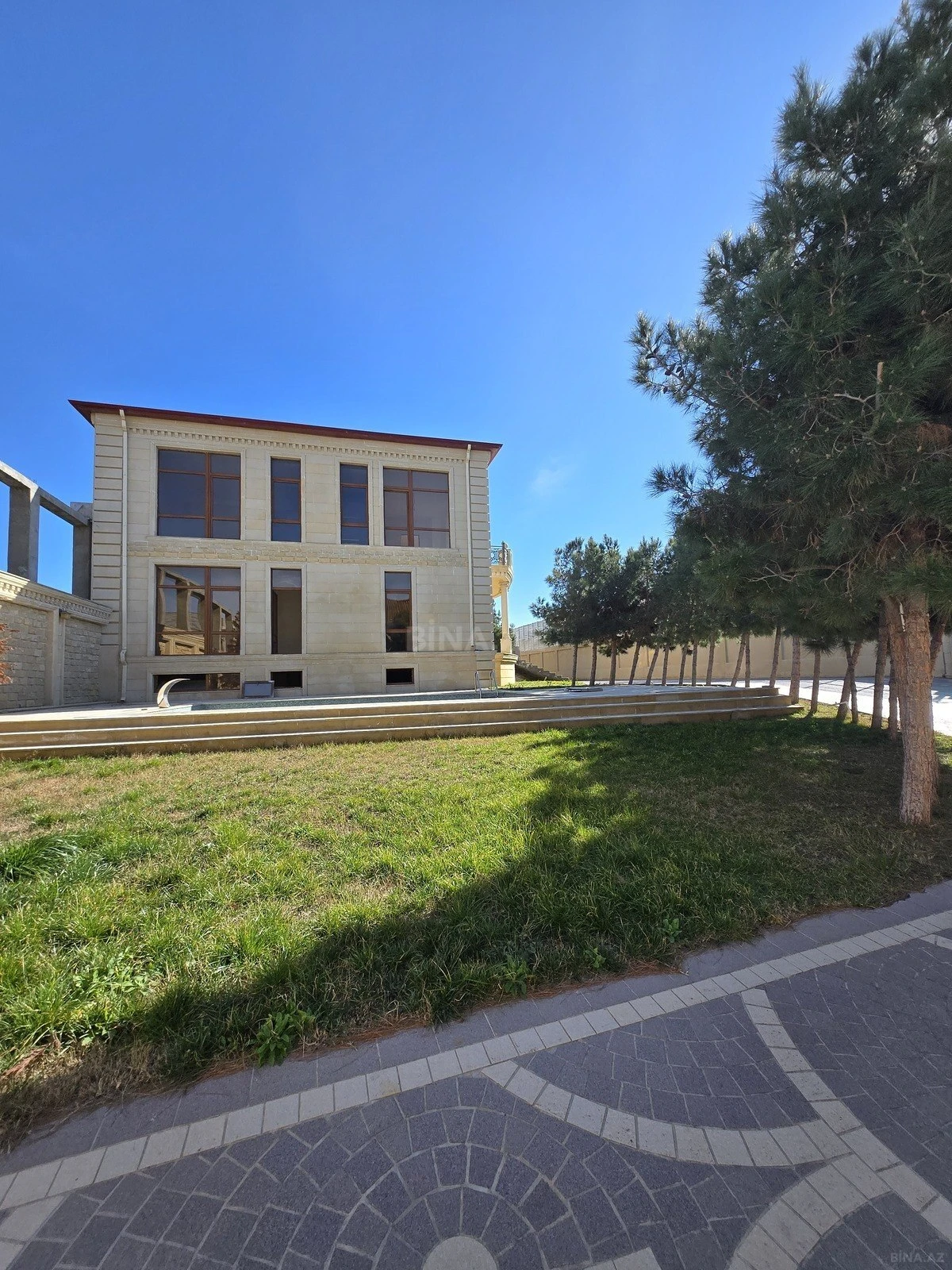 Satılır 6 otaqlı həyət evi 300 m²