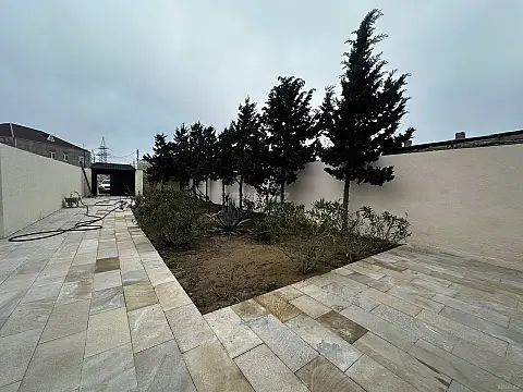 Satılır 5 otaqlı həyət evi 300 m²
