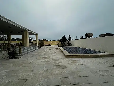 Satılır 5 otaqlı həyət evi 300 m²