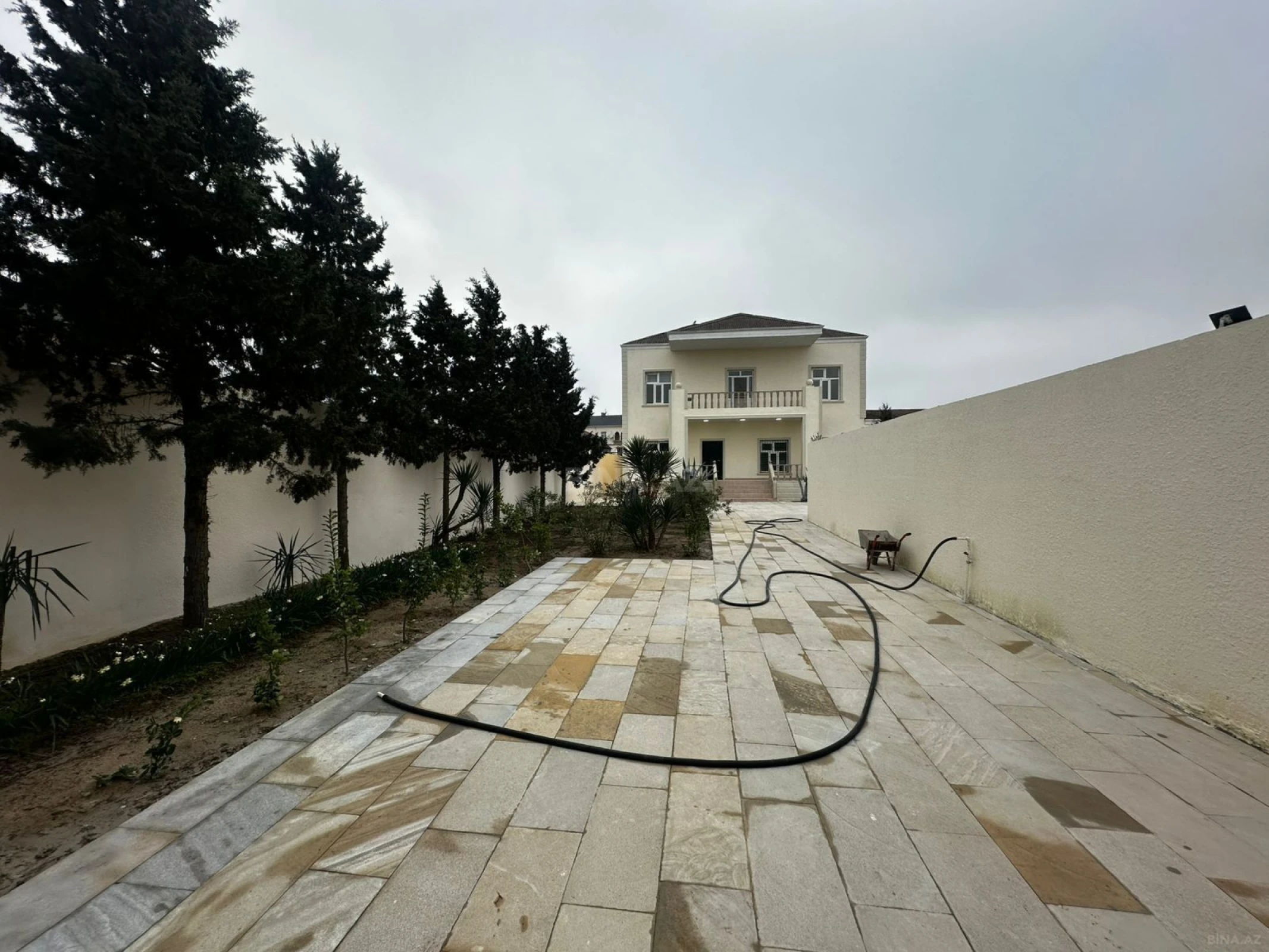 Satılır 5 otaqlı həyət evi 300 m²