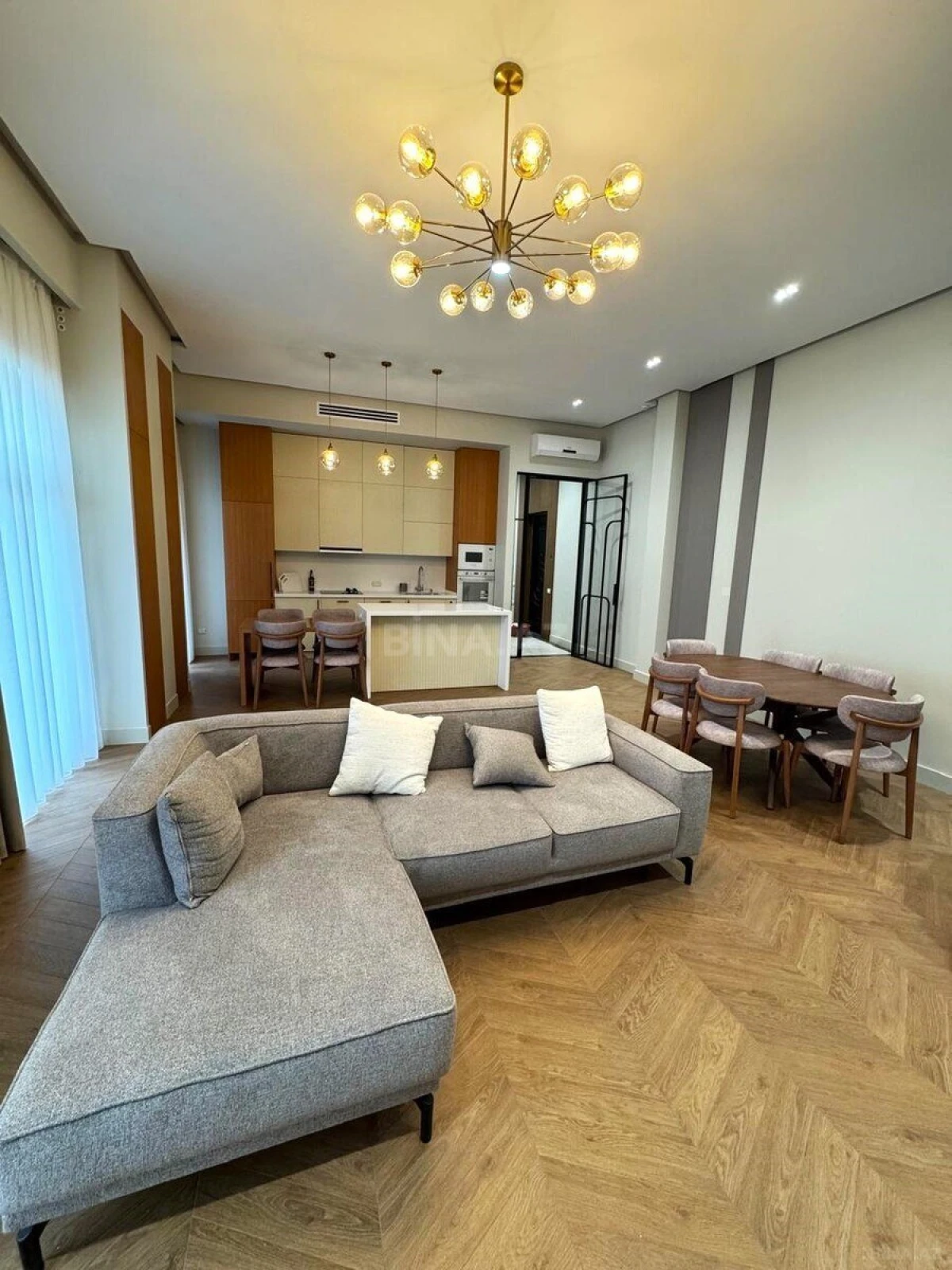 Kirayə verilir 4 otaqlı mənzil 150 m²