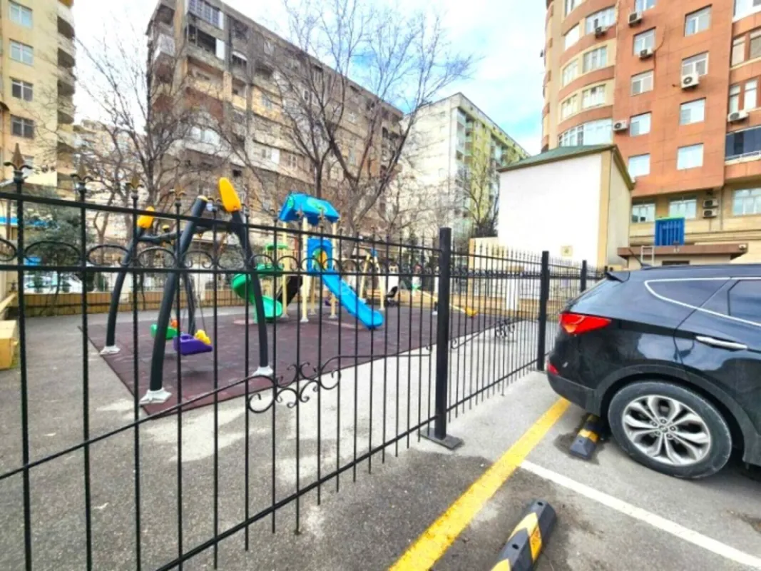 Satılır 4 otaqlı mənzil 210 m²