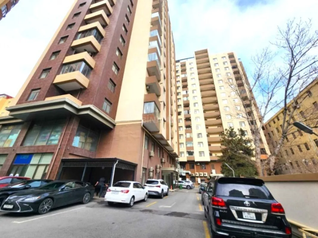 Satılır 4 otaqlı mənzil 210 m²