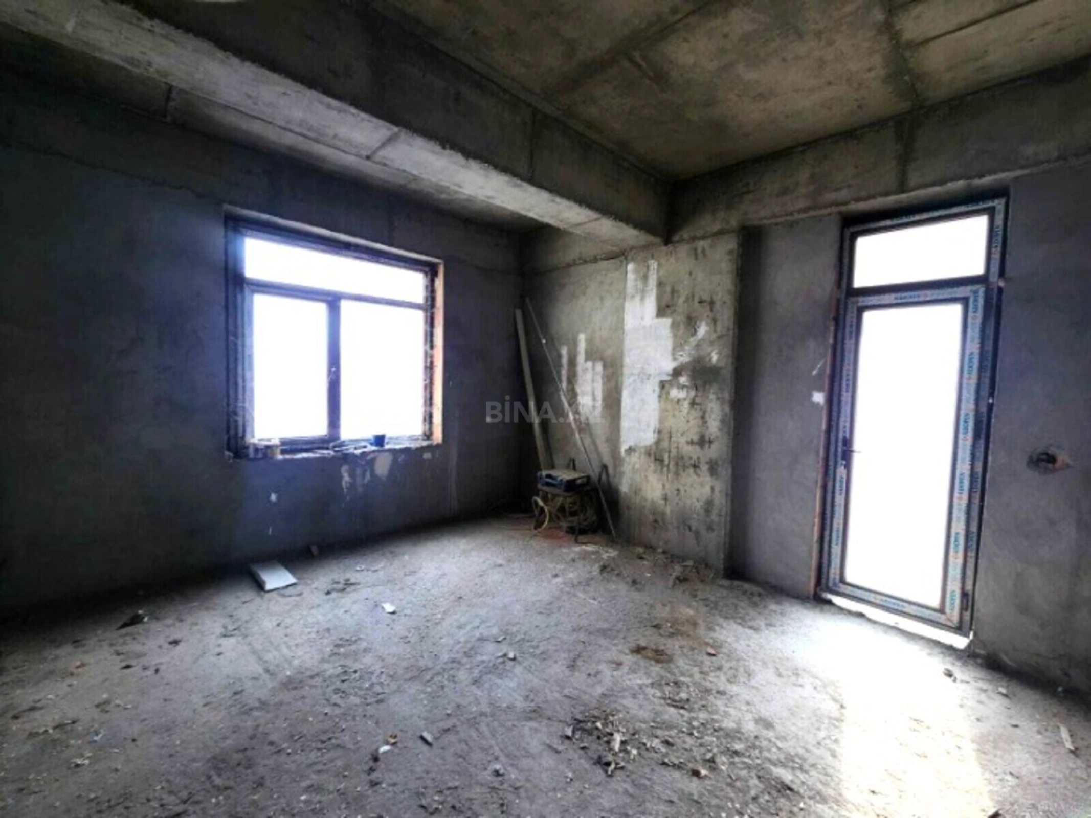 Satılır 4 otaqlı mənzil 210 m²